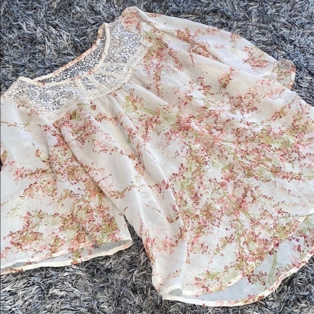 Forever 21 Lg floral Cherry Blossom flows top EUC.